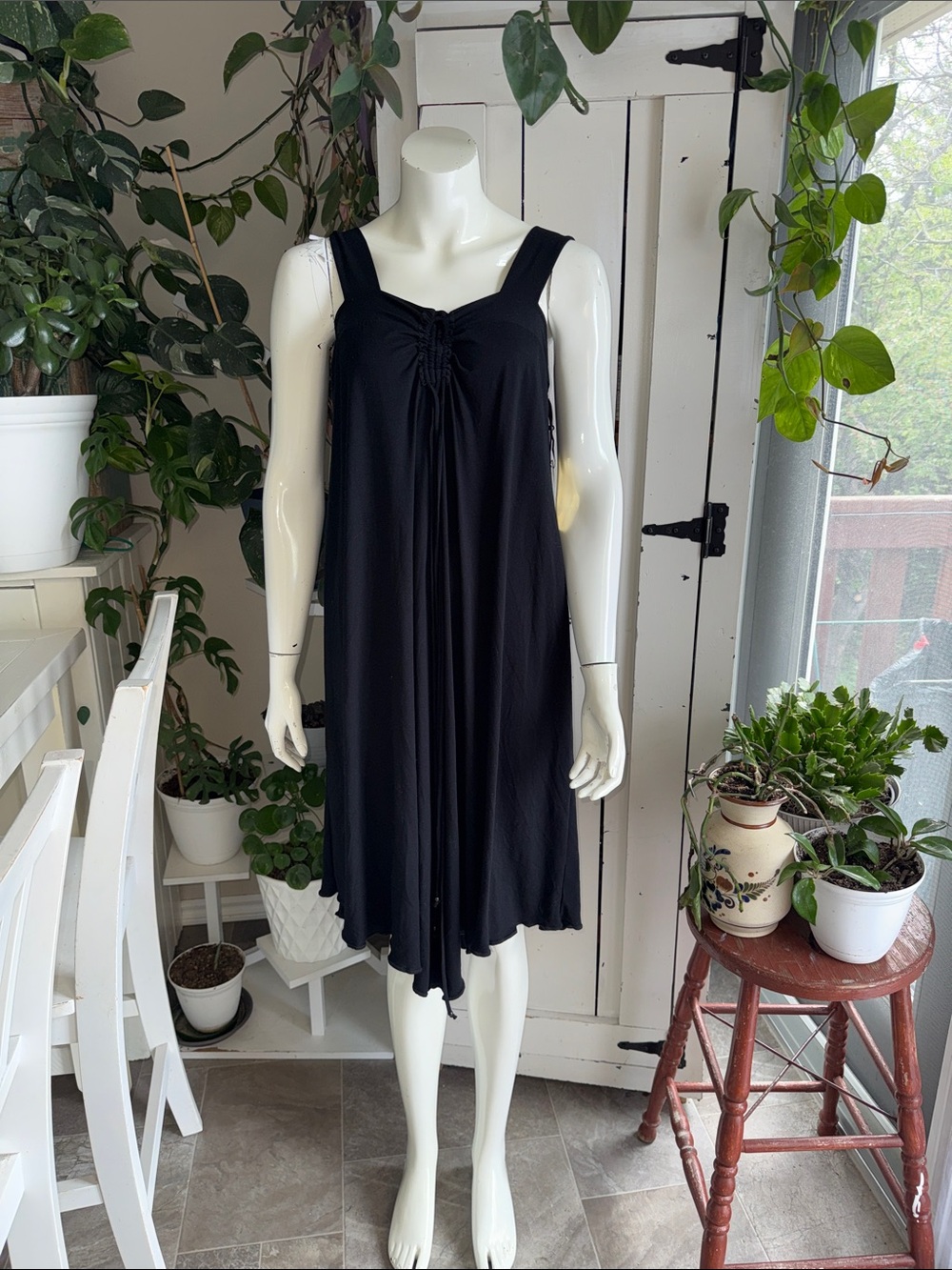 MONNOM art Ware rayon black halter swing or trapeze silhouette size m NWT